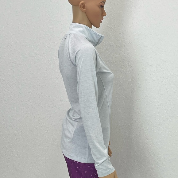 XS Under Armor Silver Long Sleeve Top for Running - Picture 9 of 11
